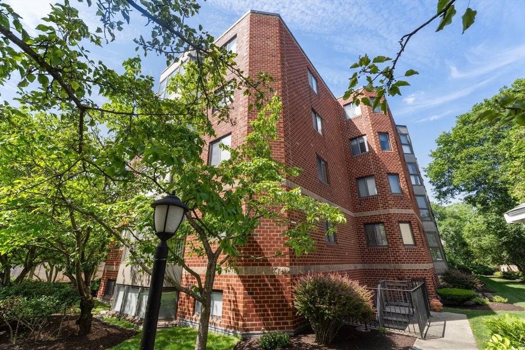Arlington, MA 02476,975 Mass Avenue #106