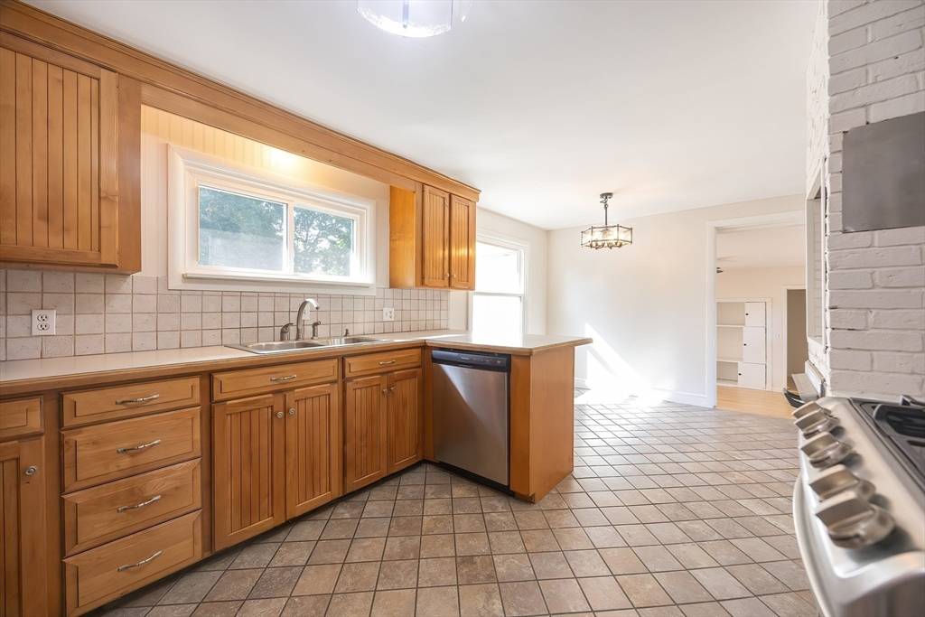 17 Arnold Rd North Attleboro, MA 02760