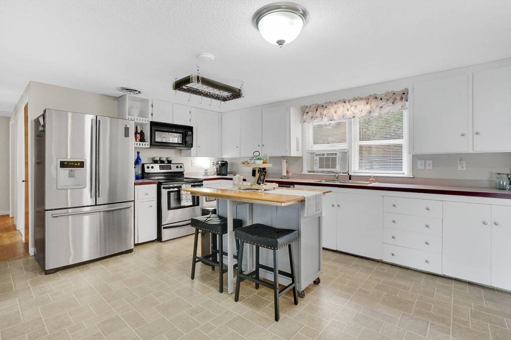 Ludlow, MA 01056,25 Lyon Street