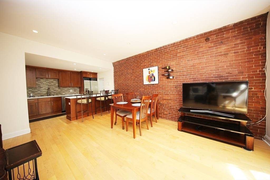 Boston, MA 02109,142 Commercial St #304