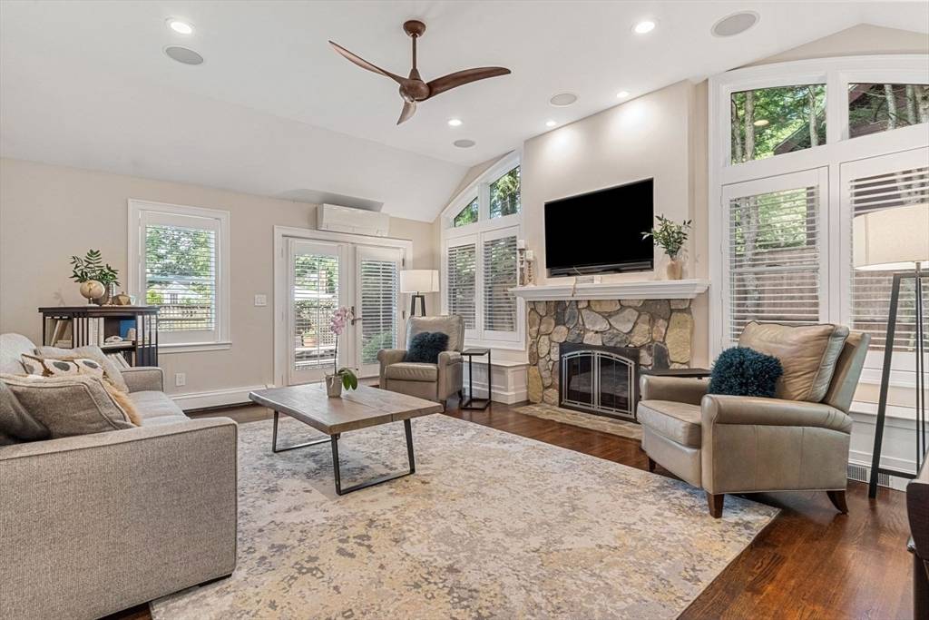 Wellesley, MA 02482,21 Hickory Road