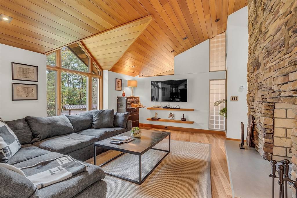 Lynnfield, MA 01940,7 Goldenrod Lane