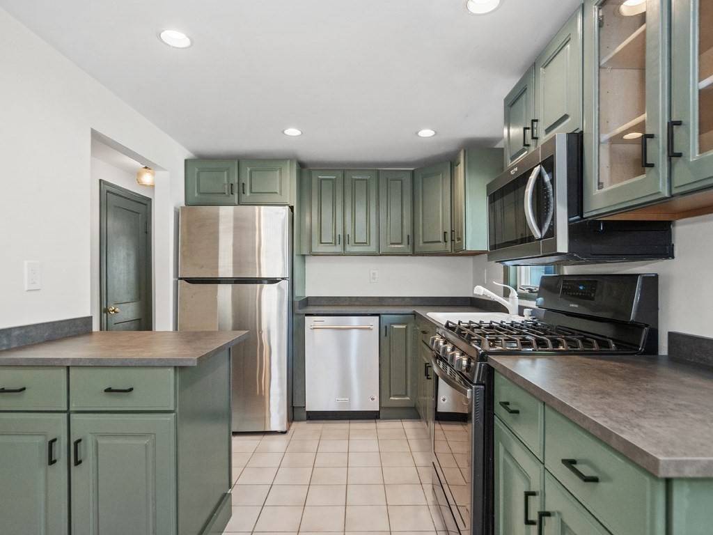 Waltham, MA 02452,3 Helen Street
