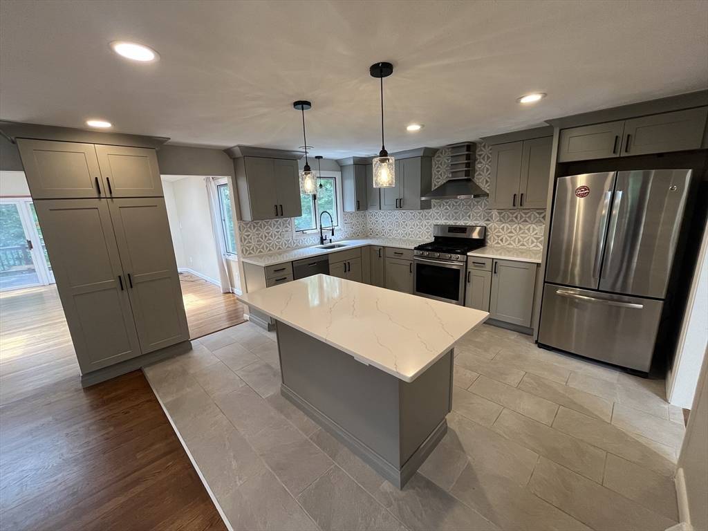 Sharon, MA 02067,3 Cheshire Rd