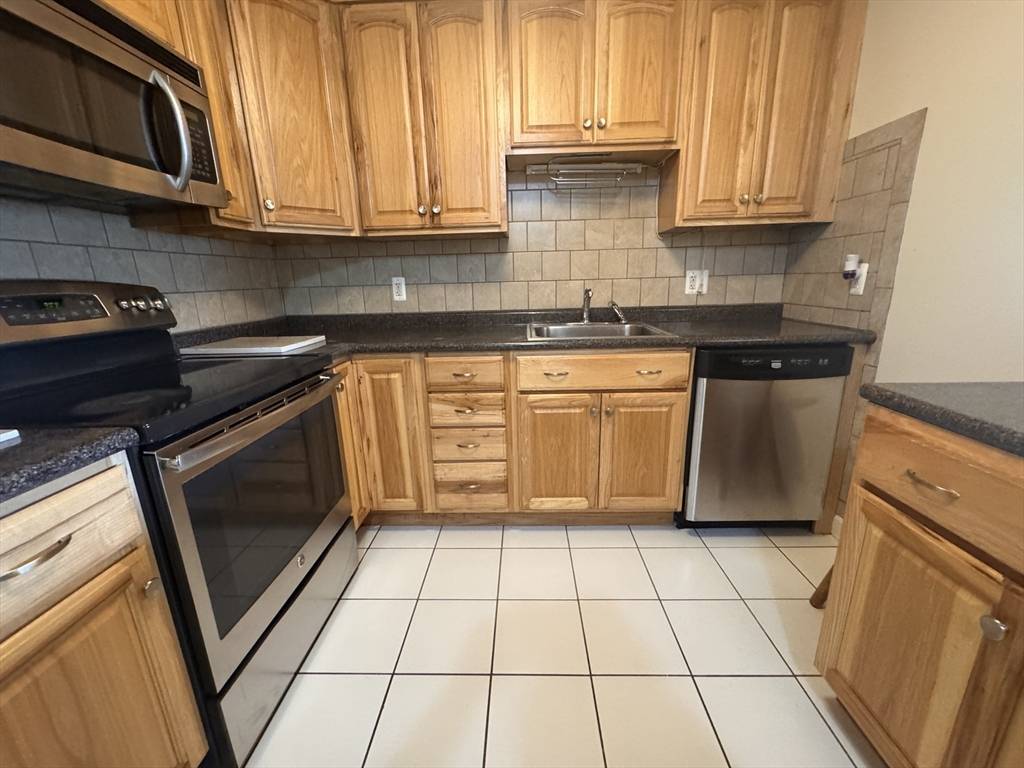 Framingham, MA 01702,11 Weld St #37