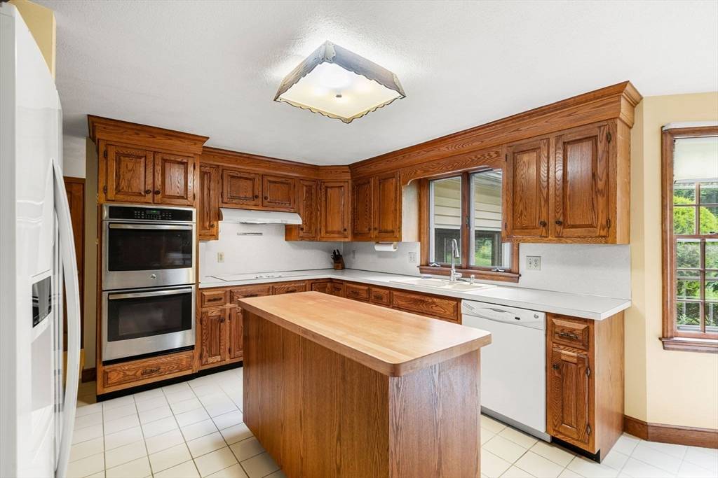 North Andover, MA 01845,32 Monteiro Way