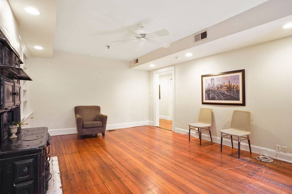 Boston, MA 02116,296 Marlborough St. #1