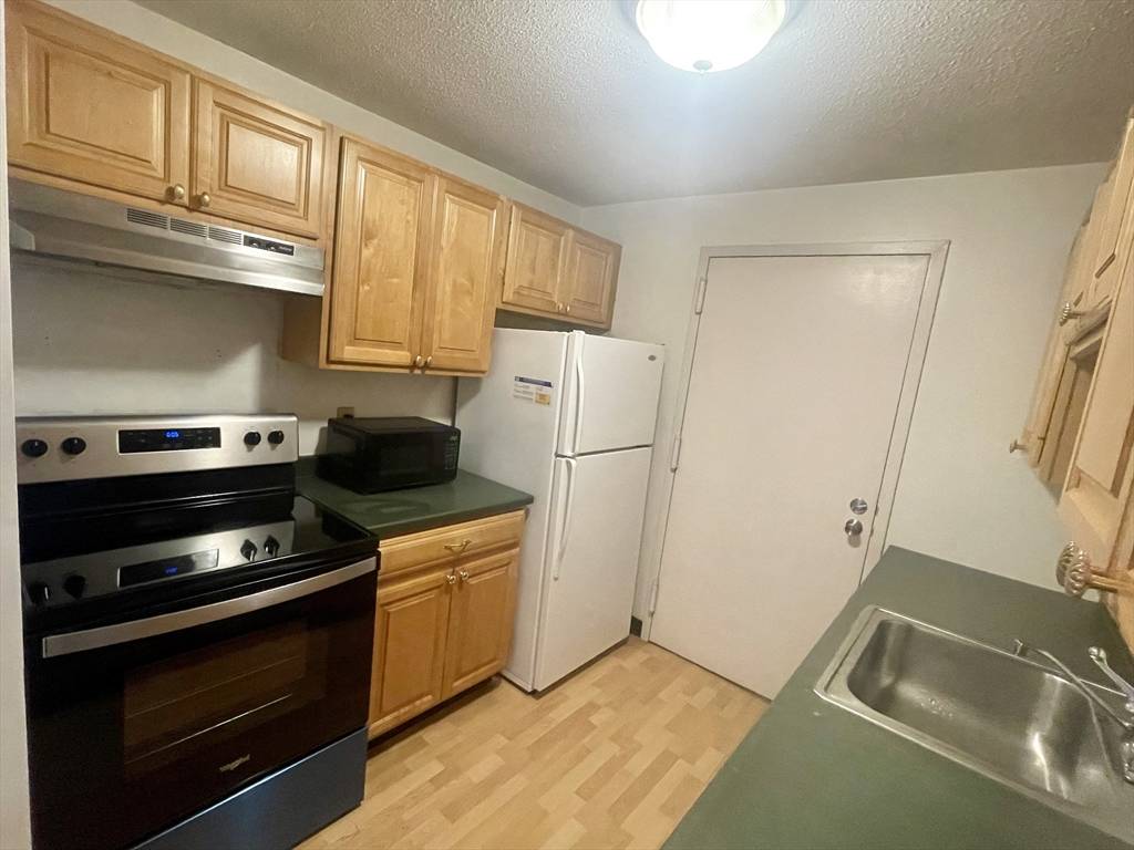 Natick, MA 01760,9 Village Rock Ln #11