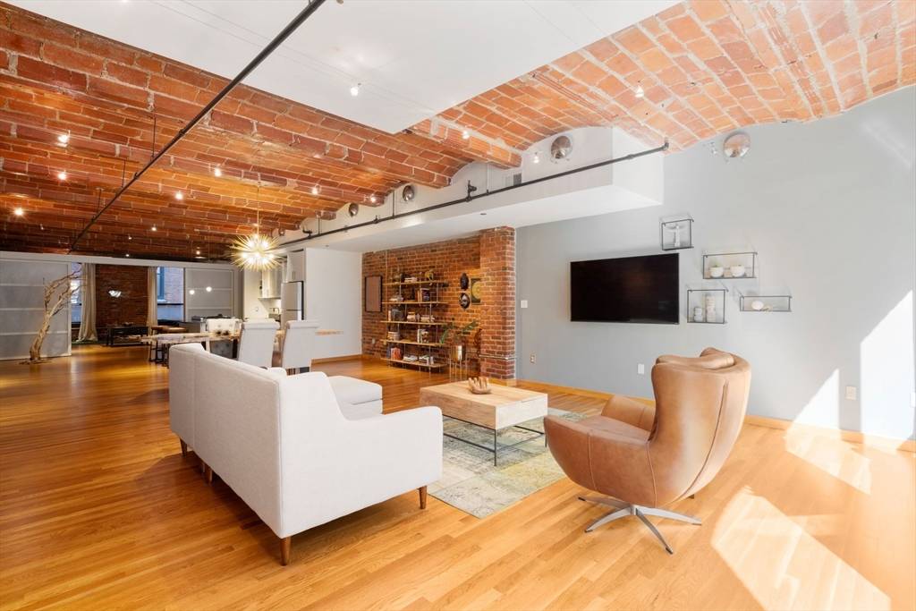 Boston, MA 02111,121-123 Beach St #303