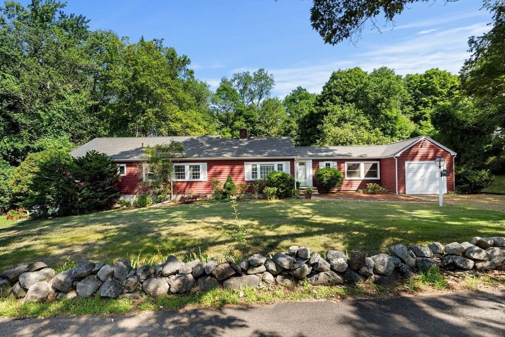 Wenham, MA 01984,10 Maple St