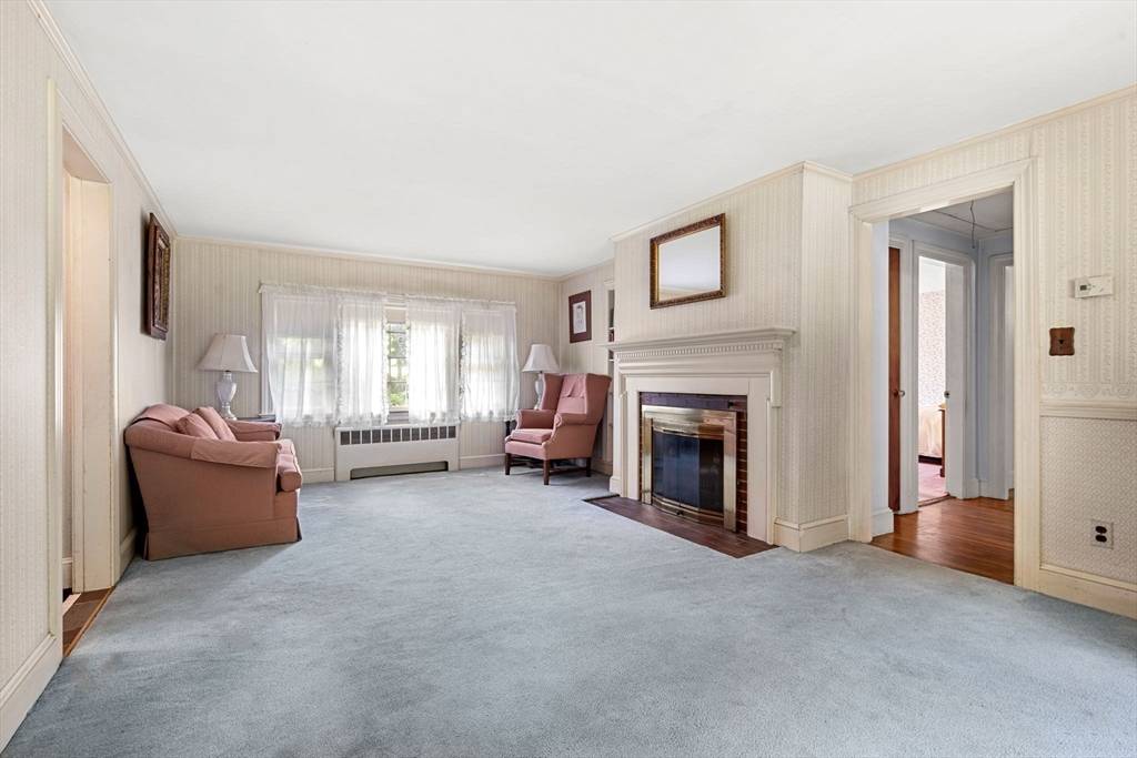 Wenham, MA 01984,10 Maple St