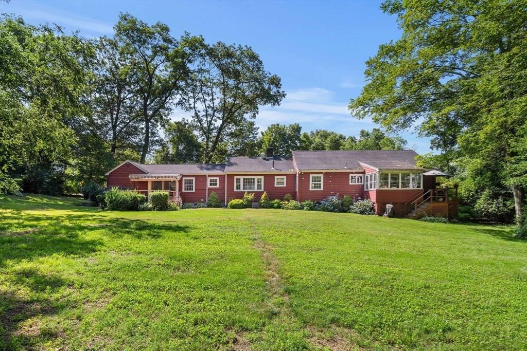 Wenham, MA 01984,10 Maple St