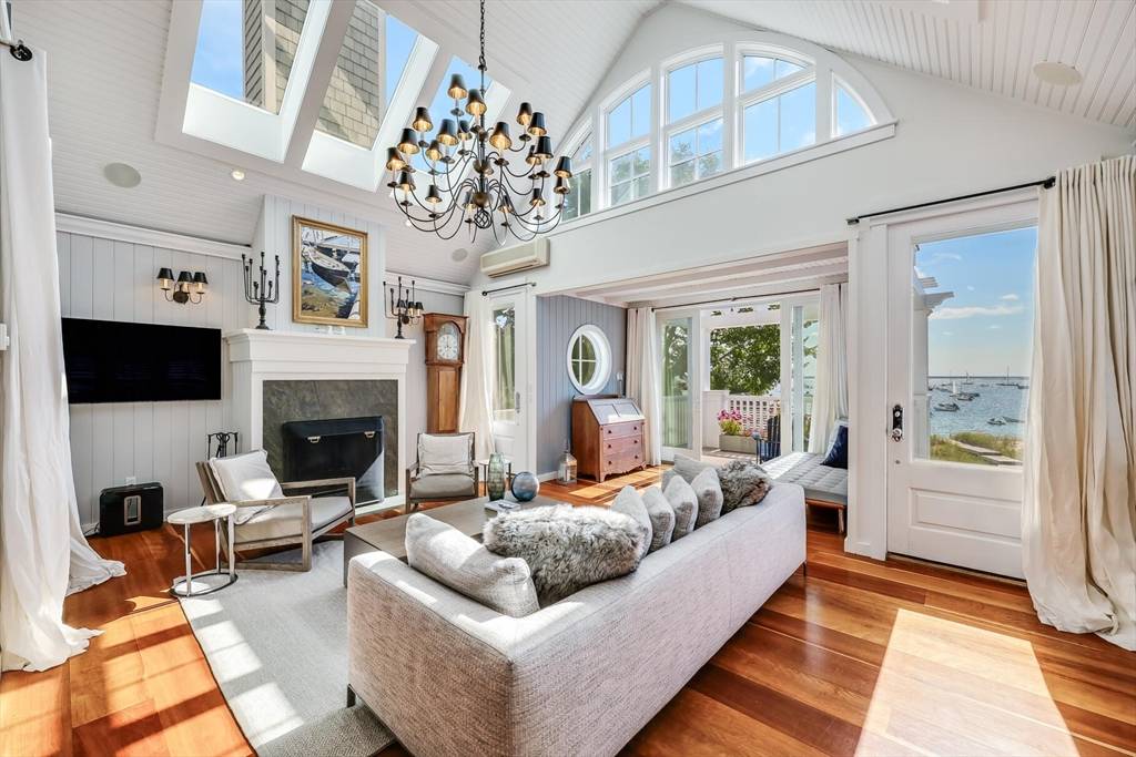 Provincetown, MA 02657,139 Commercial Street #Penthouse