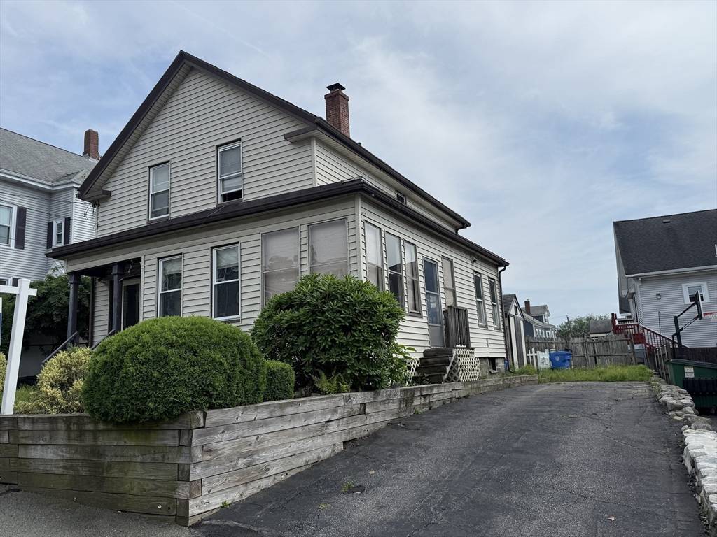 Waltham, MA 02453,9 Robbins St