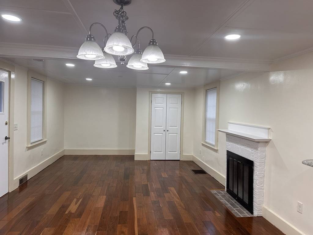 Wellesley, MA 02481,6 Oakland Cir
