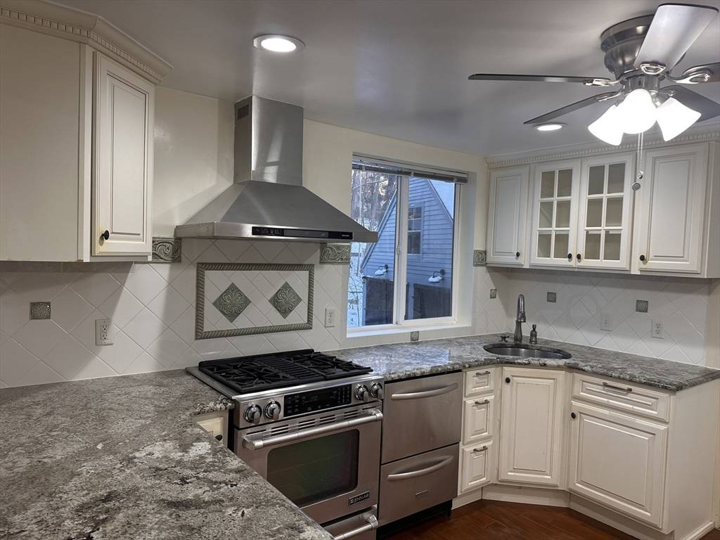 Wellesley, MA 02481,6 Oakland Cir