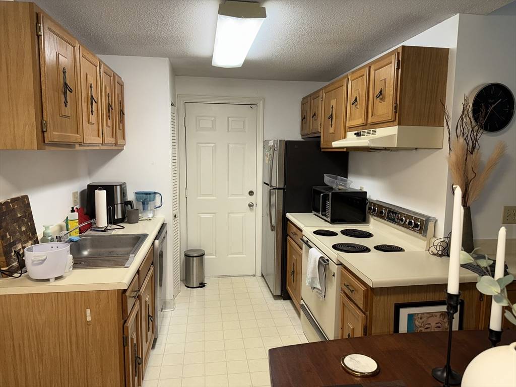 Natick, MA 01760,2 Squire Court #8
