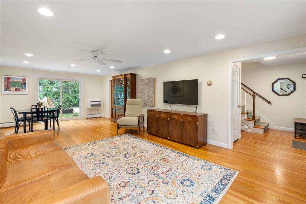 Newton, MA 02460,2 Town House Dr #2