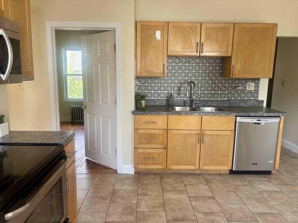 Worcester, MA 01603,8-10 Stearns St #1
