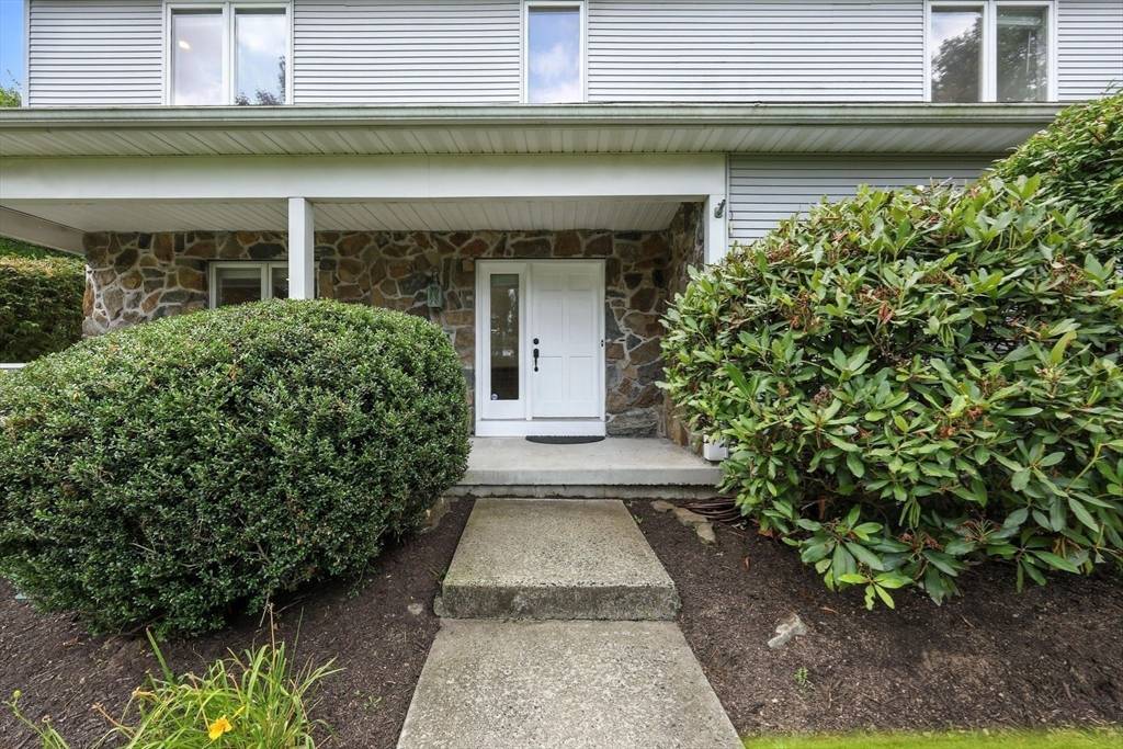 Longmeadow, MA 01106,93 Jonquil Ln