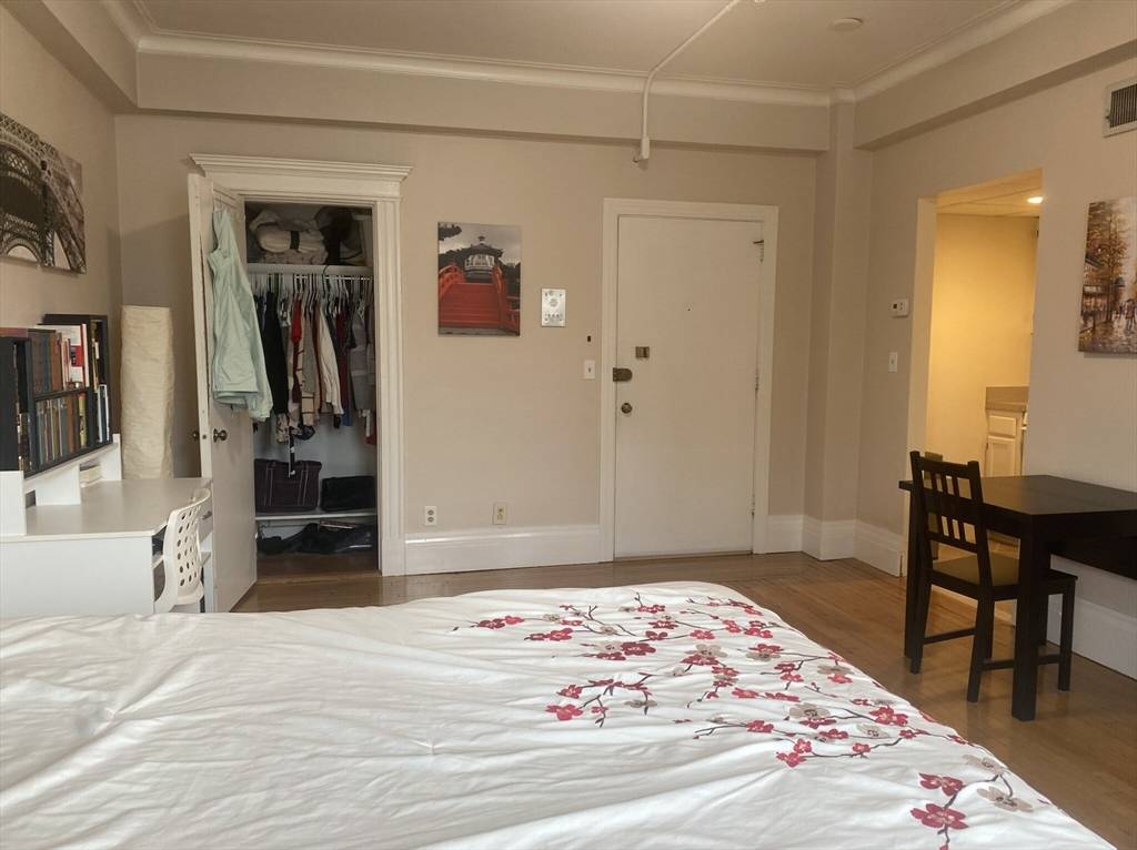 Boston, MA 02215,464 Commonwealth Avenue #34