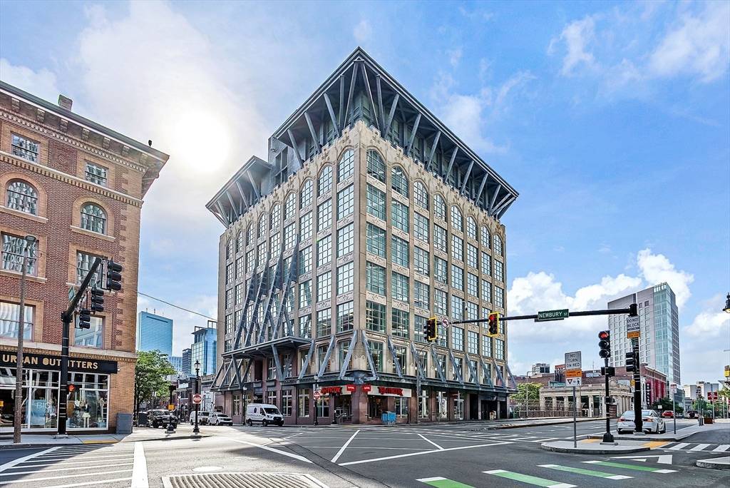 Boston, MA 02115,360 Newbury Street #PH807