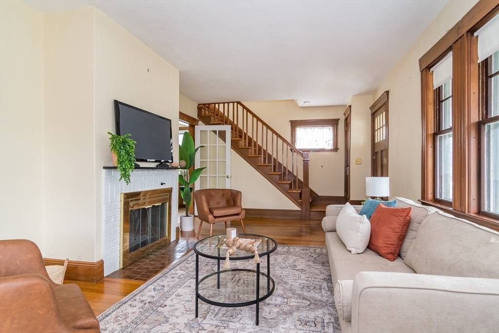 Needham, MA 02492,1090 Greendale Avenue
