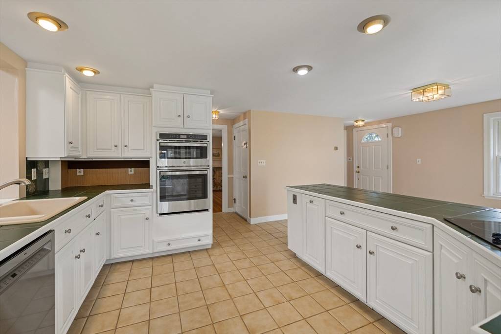 Lexington, MA 02420,8 Hawthorne Road