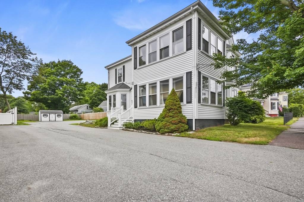 Newburyport, MA 01950,182 State St