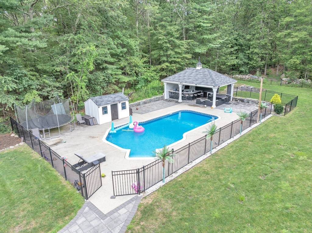 Mendon, MA 01756,8 Pine Needle Rd