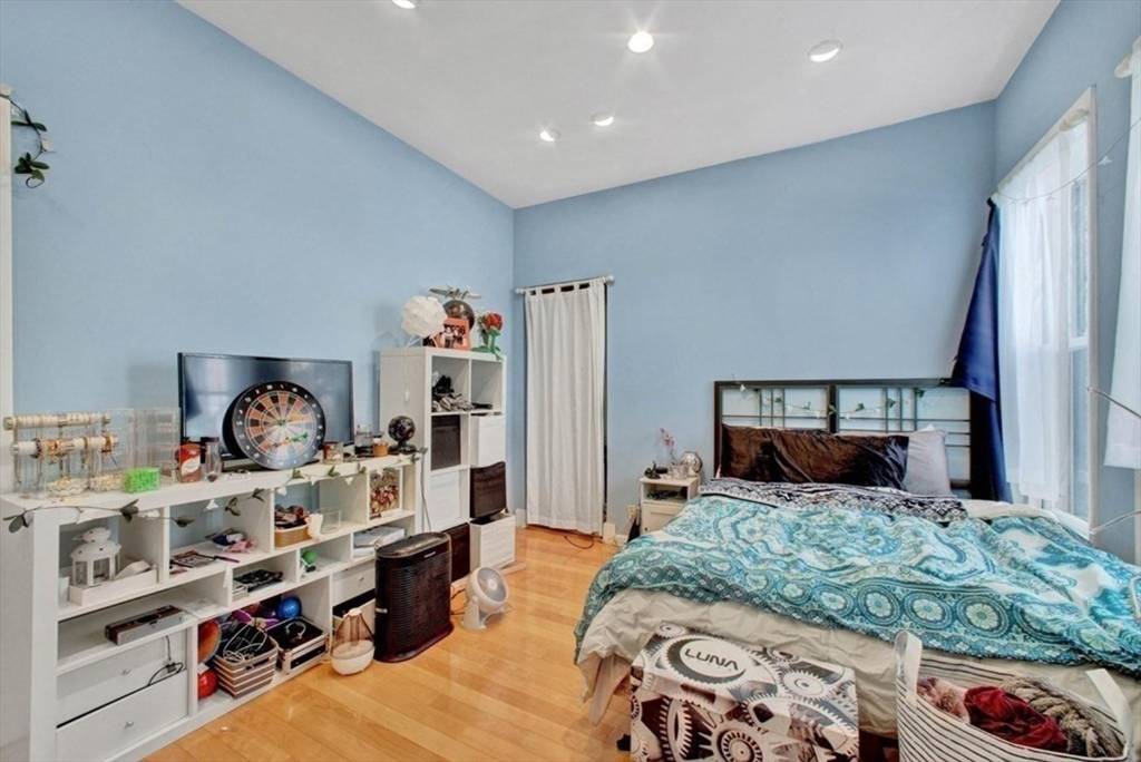 Boston, MA 02116,261 Beacon St #52