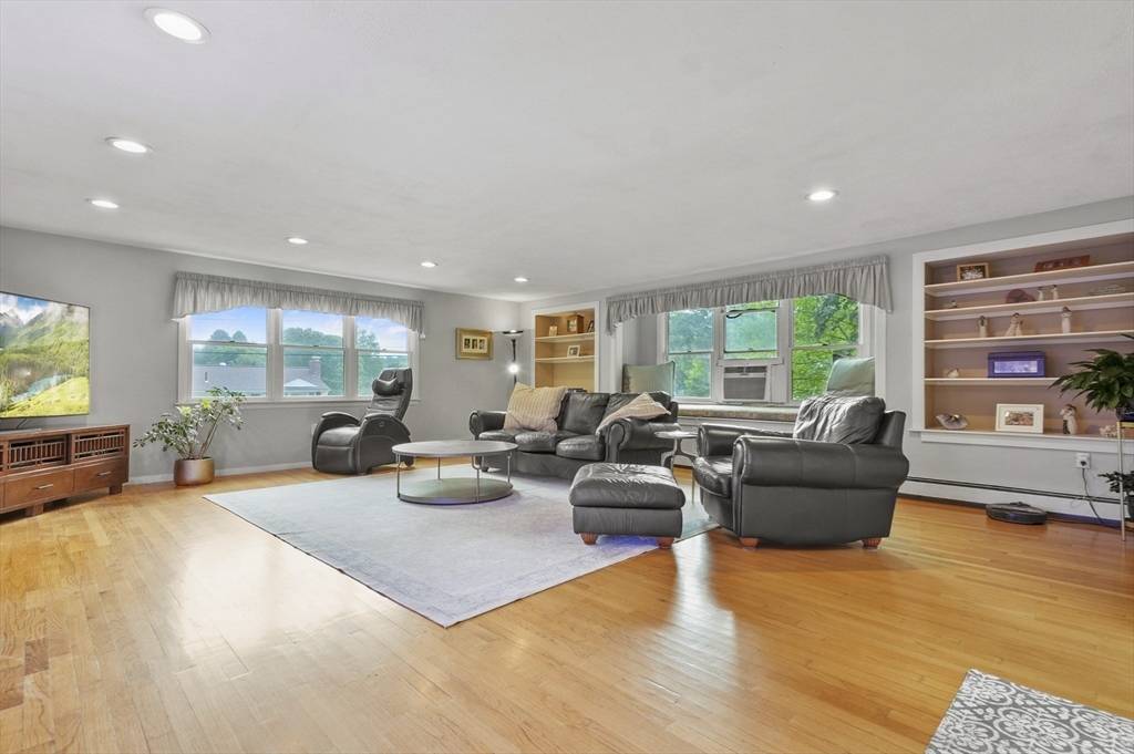 Chelmsford, MA 01824,5 Carriage Drive