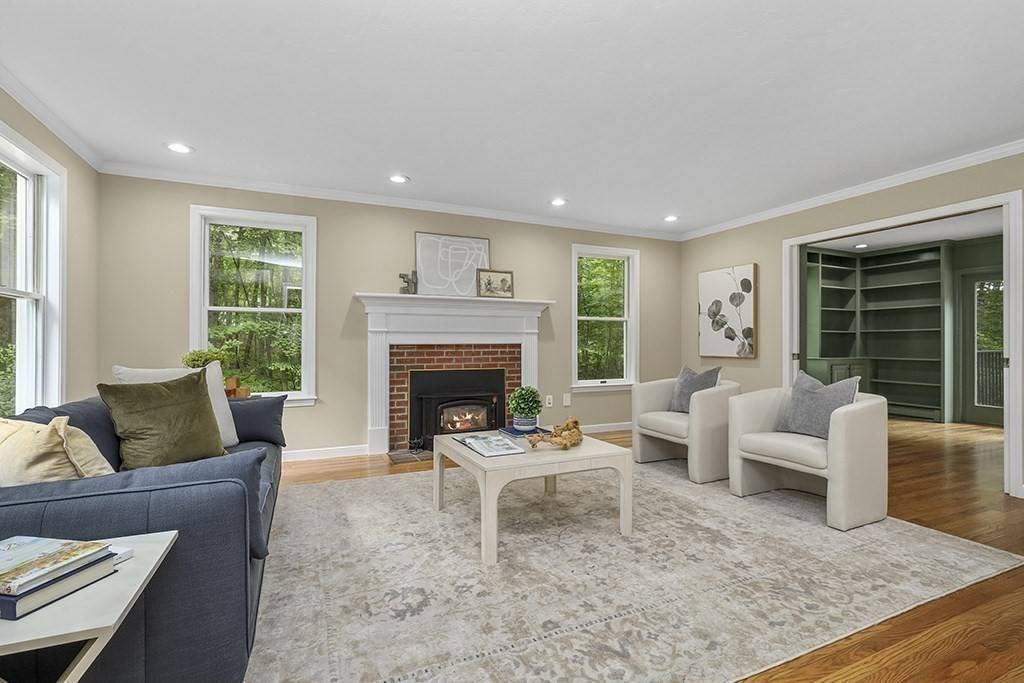 Uxbridge, MA 01569,255 High St