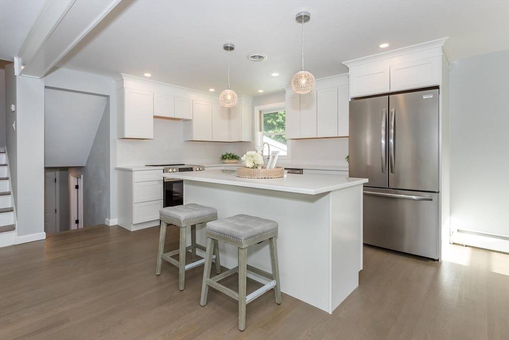 Walpole, MA 02081,8 Irving Drive