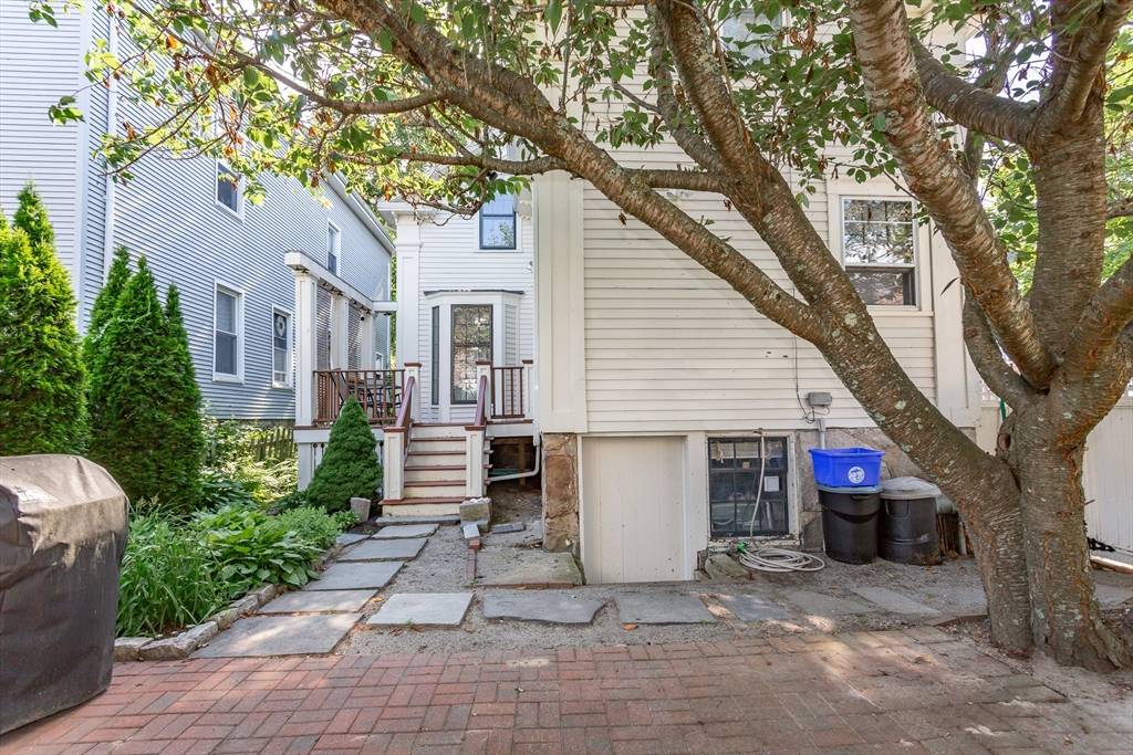 New Bedford, MA 02740,90 Walden St #House