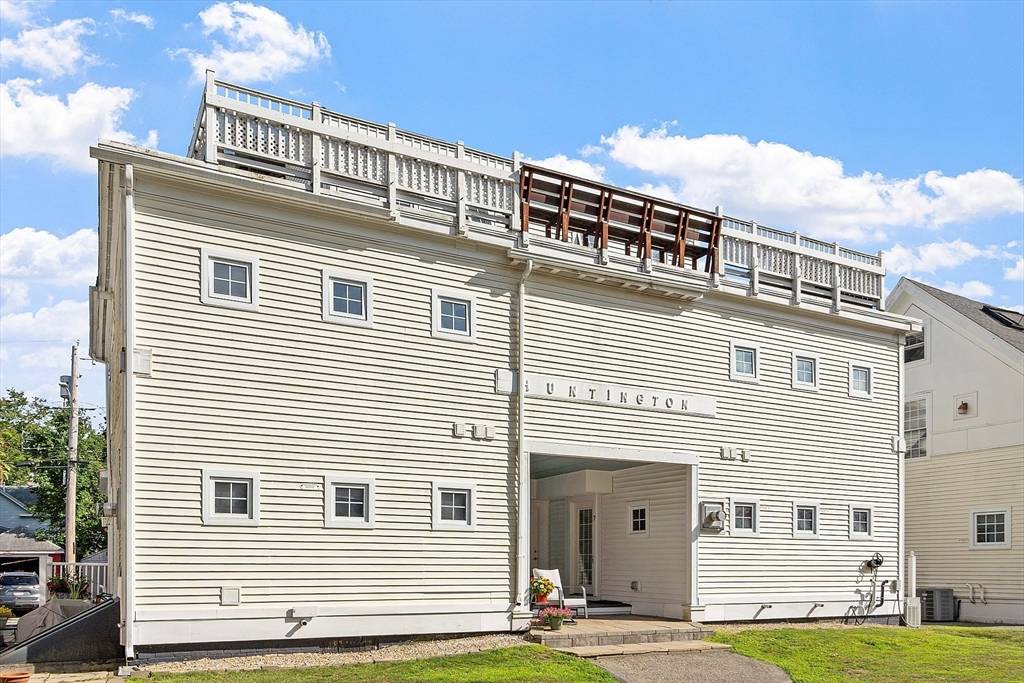 Amesbury, MA 01913,1 Huntington Ave #7