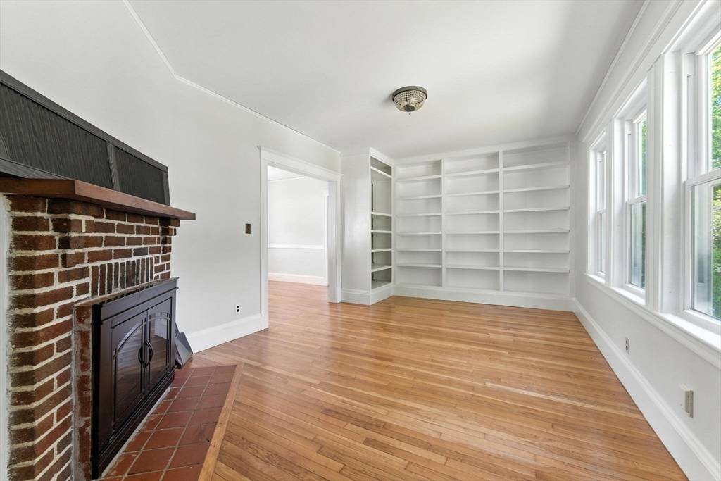 Newton, MA 02461,42 Goddard St