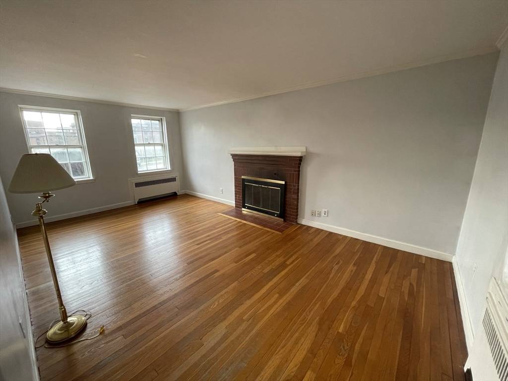 Newton, MA 02467,39 Commonwealth Ave #23