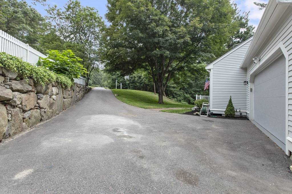 Mendon, MA 01756,6 Barrows Rd