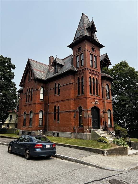 Worcester, MA 01610,8 Claremont St #2B