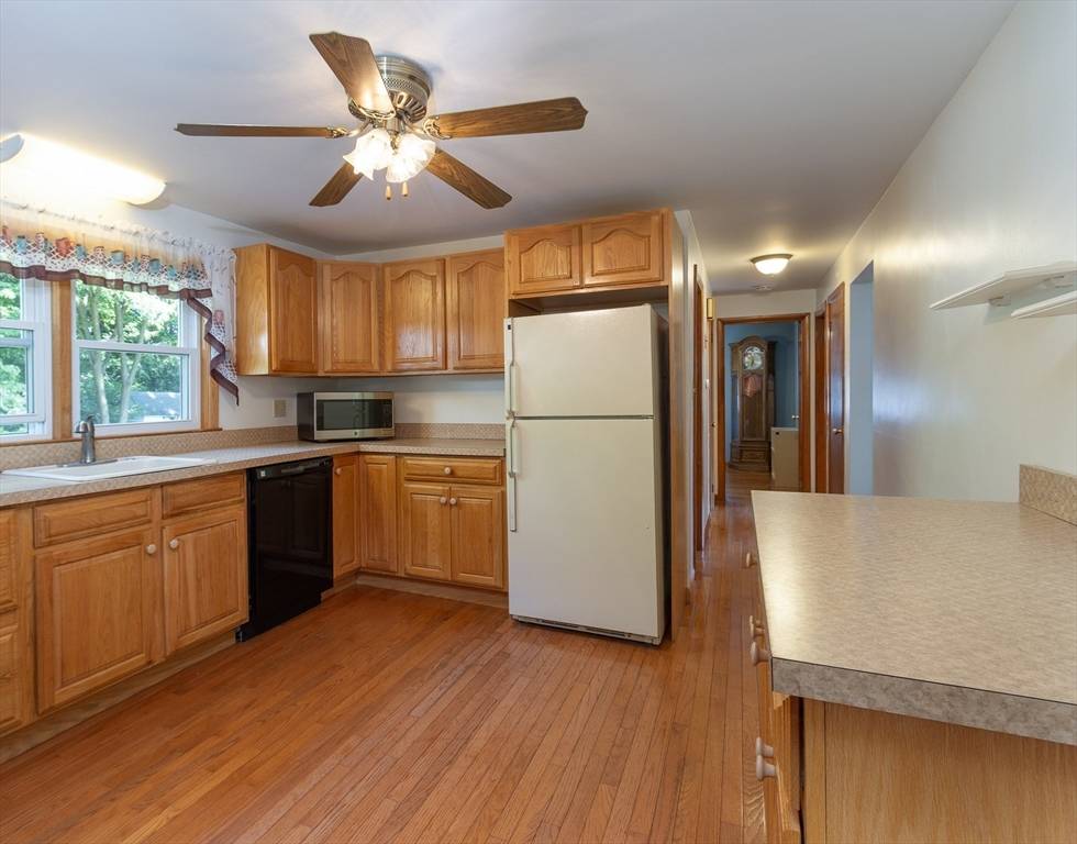 Chelmsford, MA 01824,28 Rainbow Ave