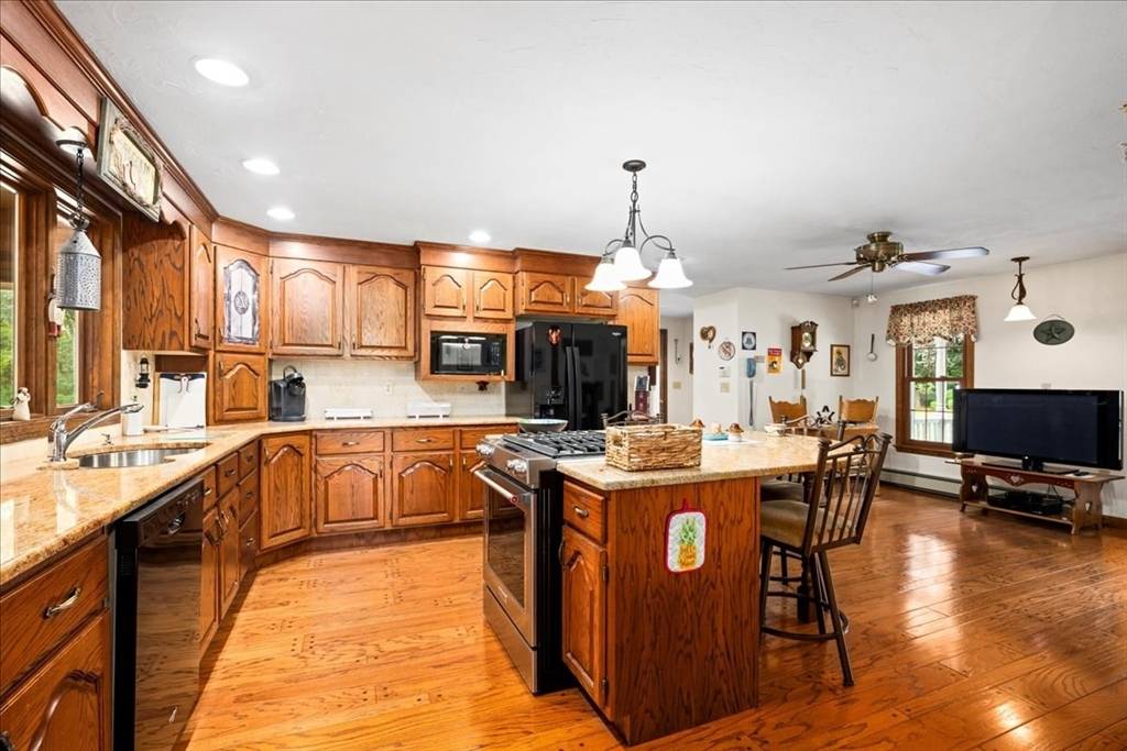 Uxbridge, MA 01569,26 Crestview Dr
