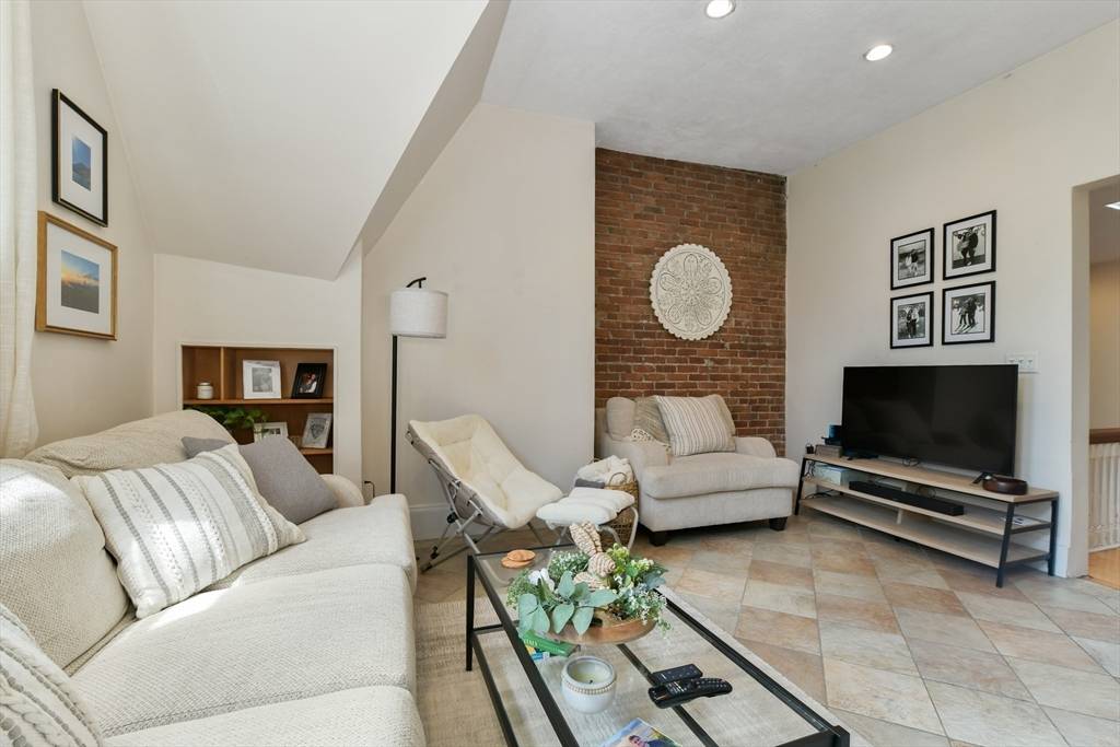 Brookline, MA 02445,1774 Beacon St #6