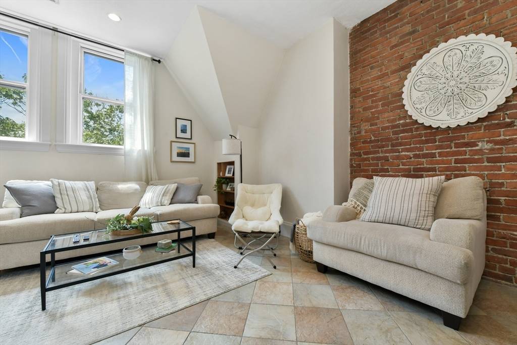 Brookline, MA 02445,1774 Beacon St #6