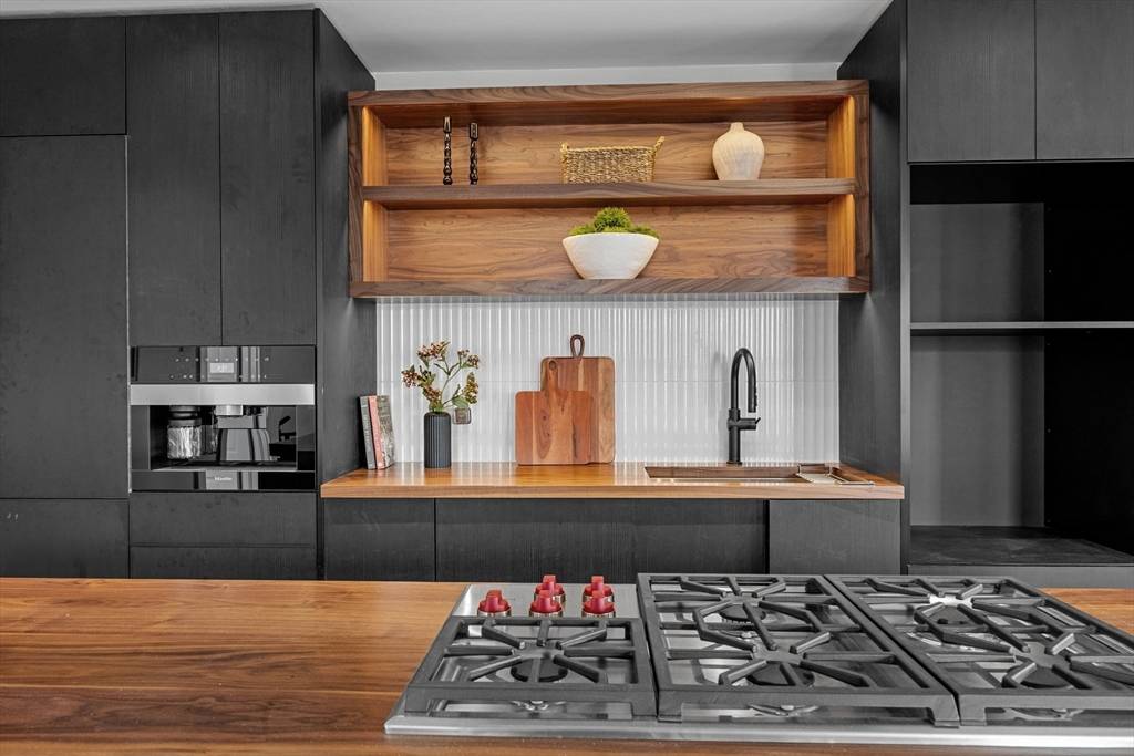 Provincetown, MA 02657,404 Commercial Street #2