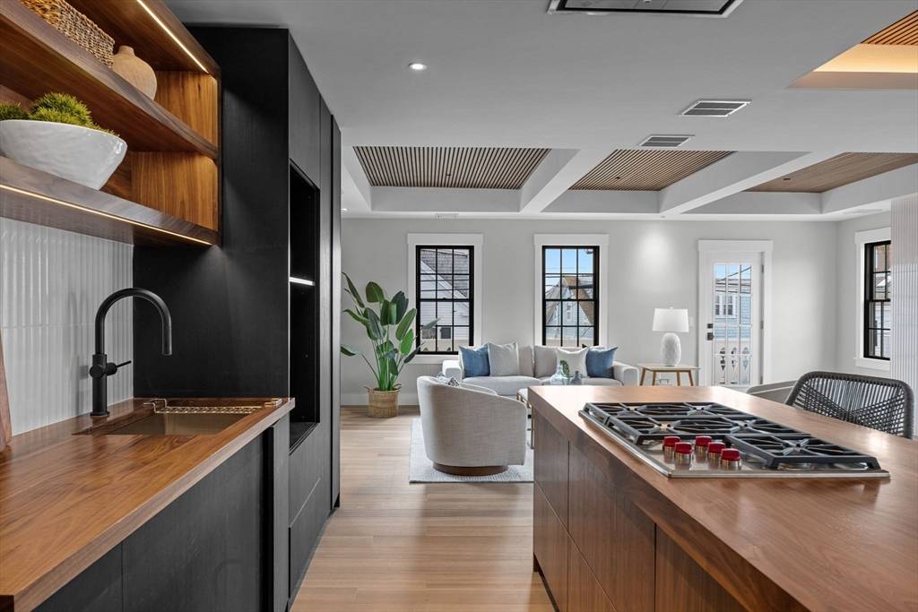 Provincetown, MA 02657,404 Commercial Street #2