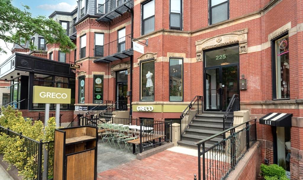 Boston, MA 02116,225 Newbury St #3F