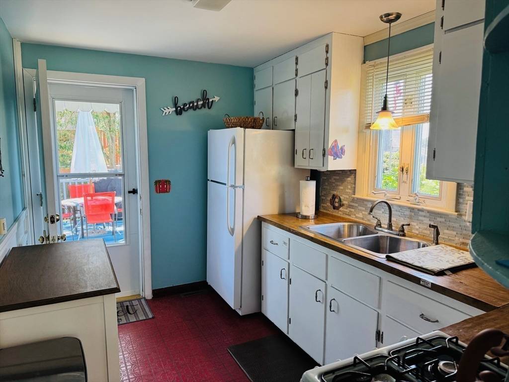 Falmouth, MA 02536,5 Massasoit Street