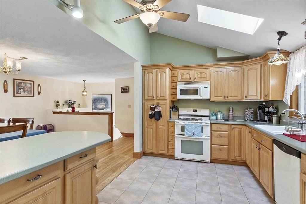 Townsend, MA 01469,2 Tamarack Ln