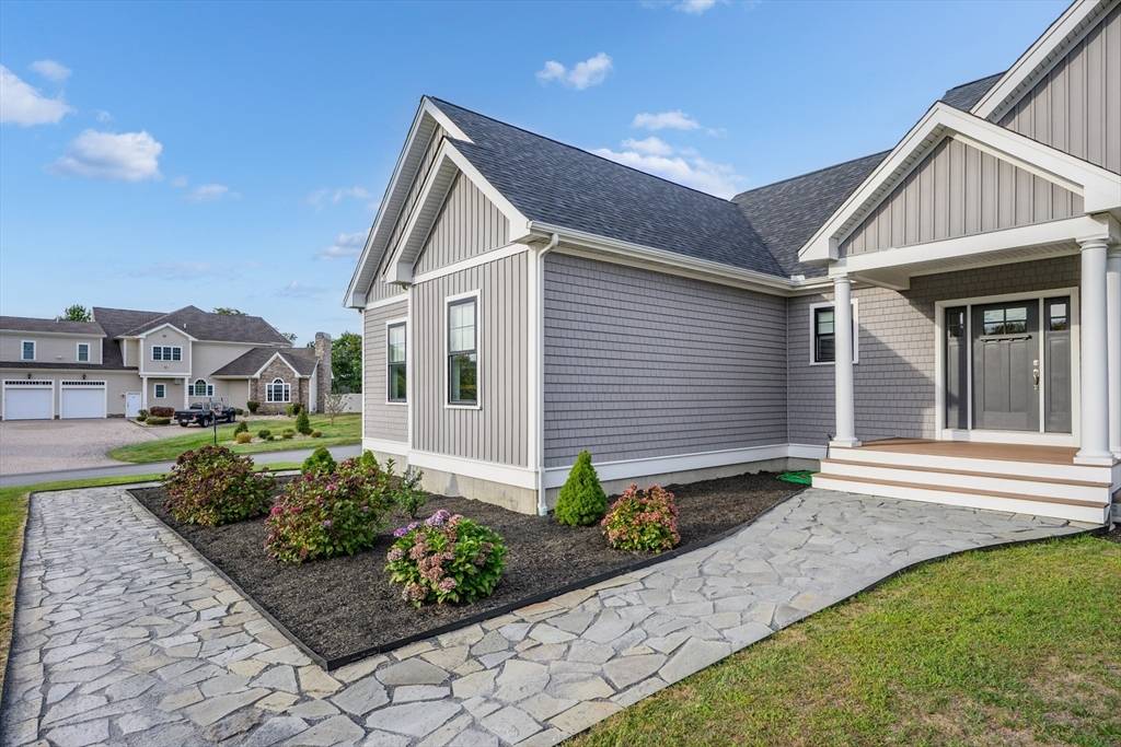 Westport, MA 02790,2 Magnolia Ln